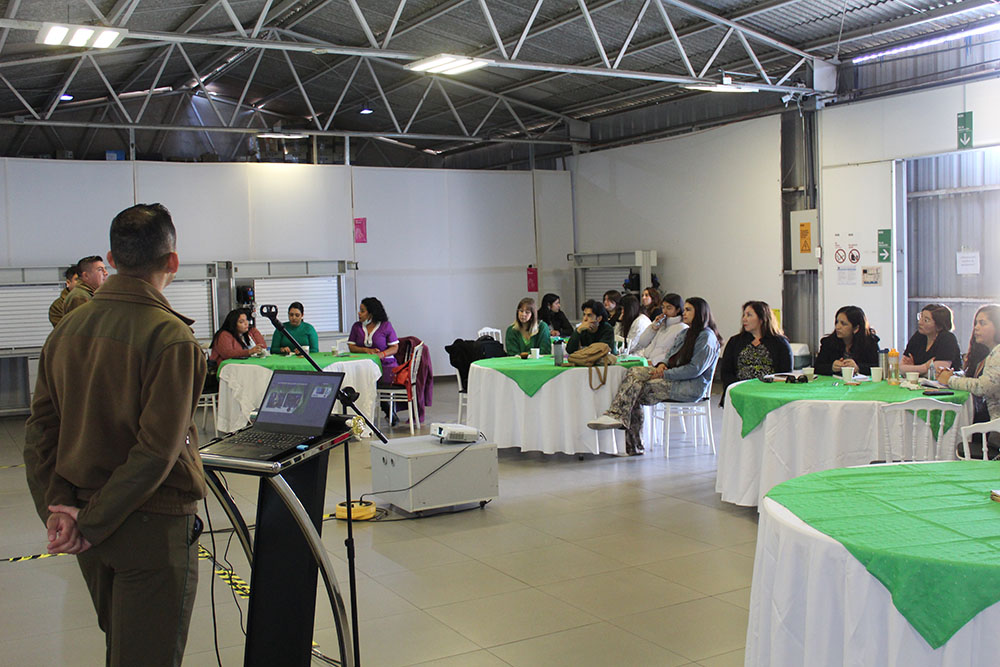 Escuela de Suboficiales S.O.M de Carabineros realizó taller en CEFOMIN para establecimientos educativos de Antofagasta